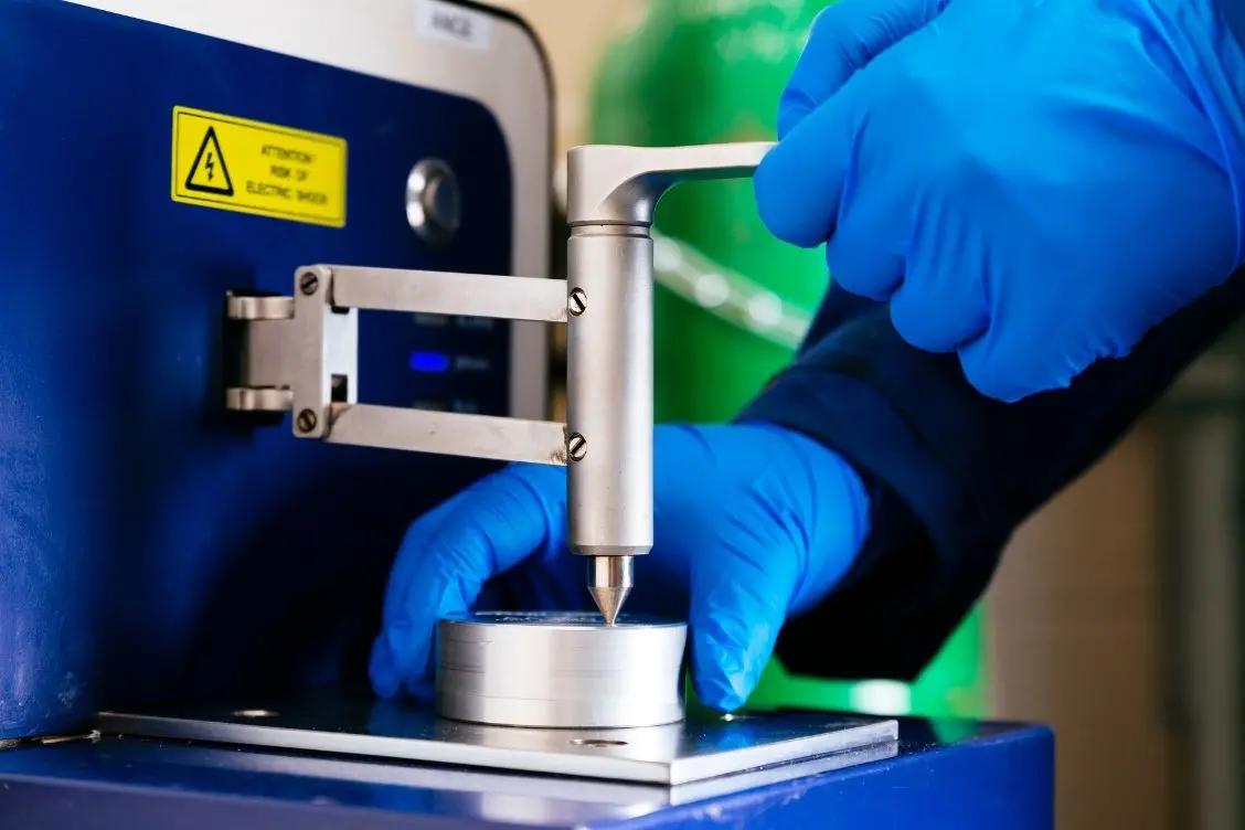 Optical emission spectrometer used for metal alloy verification